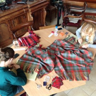 Making-a-5-knot-latticed-fringe-on-tartan-stoles
