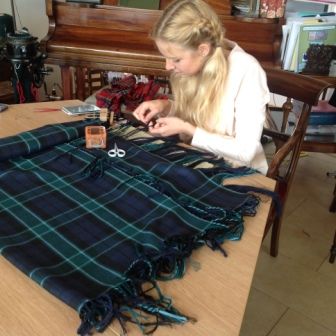 Making-a-purled-fringe-on-a-plaid